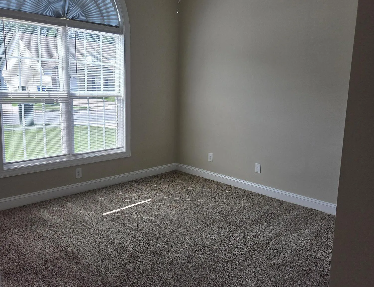3 bed, 3.0 bath, 1549 sqft, $1,750 — Photo 3