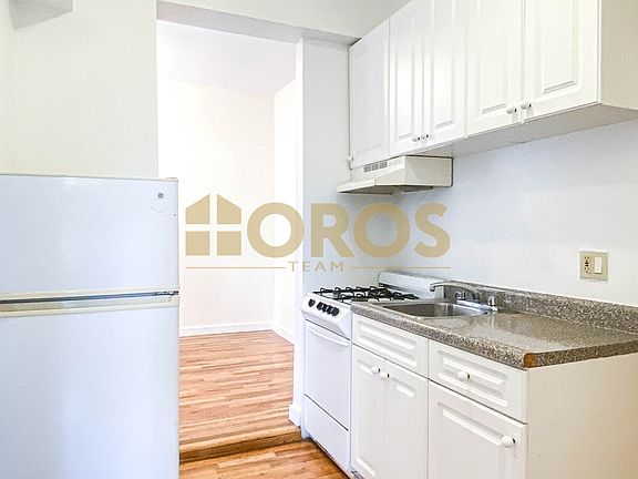 3rd image of 700 E 9th St APT 14