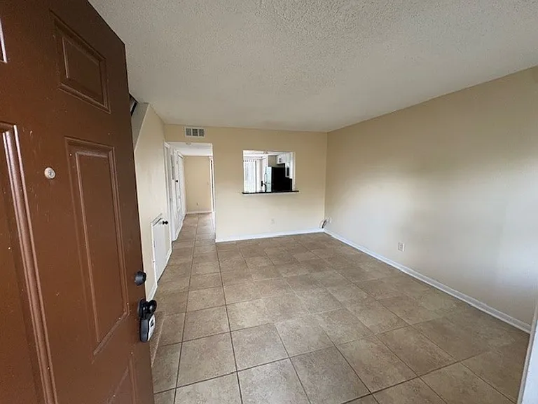 12058 Tift Cir — Photo 4