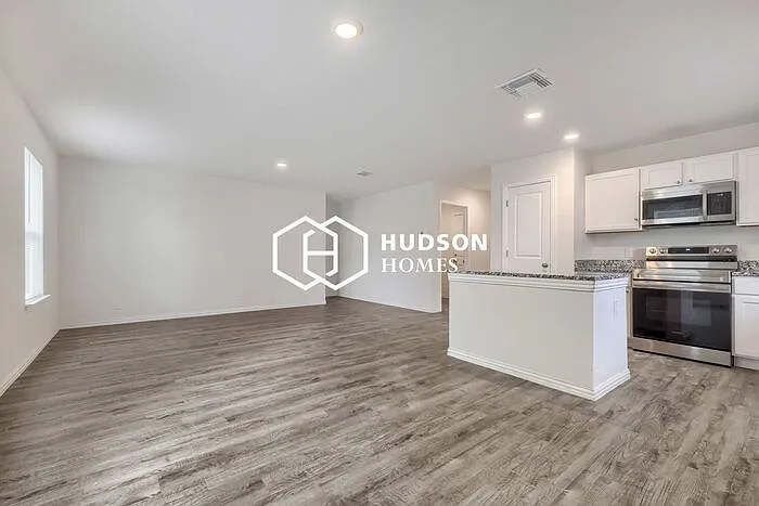 223 W Baxter St — Photo 5