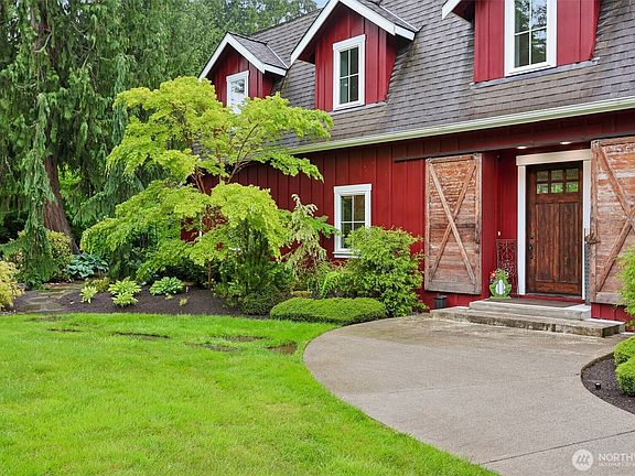 picturesque walkway to front>
