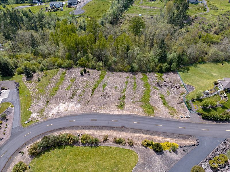 5th image of 249 Basswood Drive