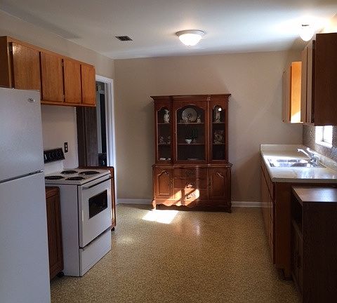 2nd image of 572 SE Brown St