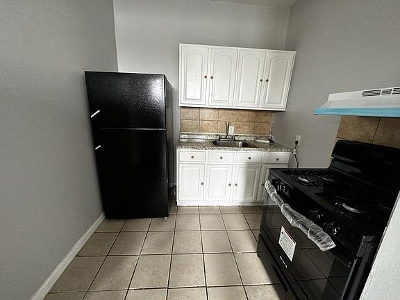 4th image of 528 Central Ave #2
