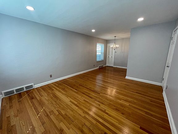 3rd image of 1084 Terrace Dr