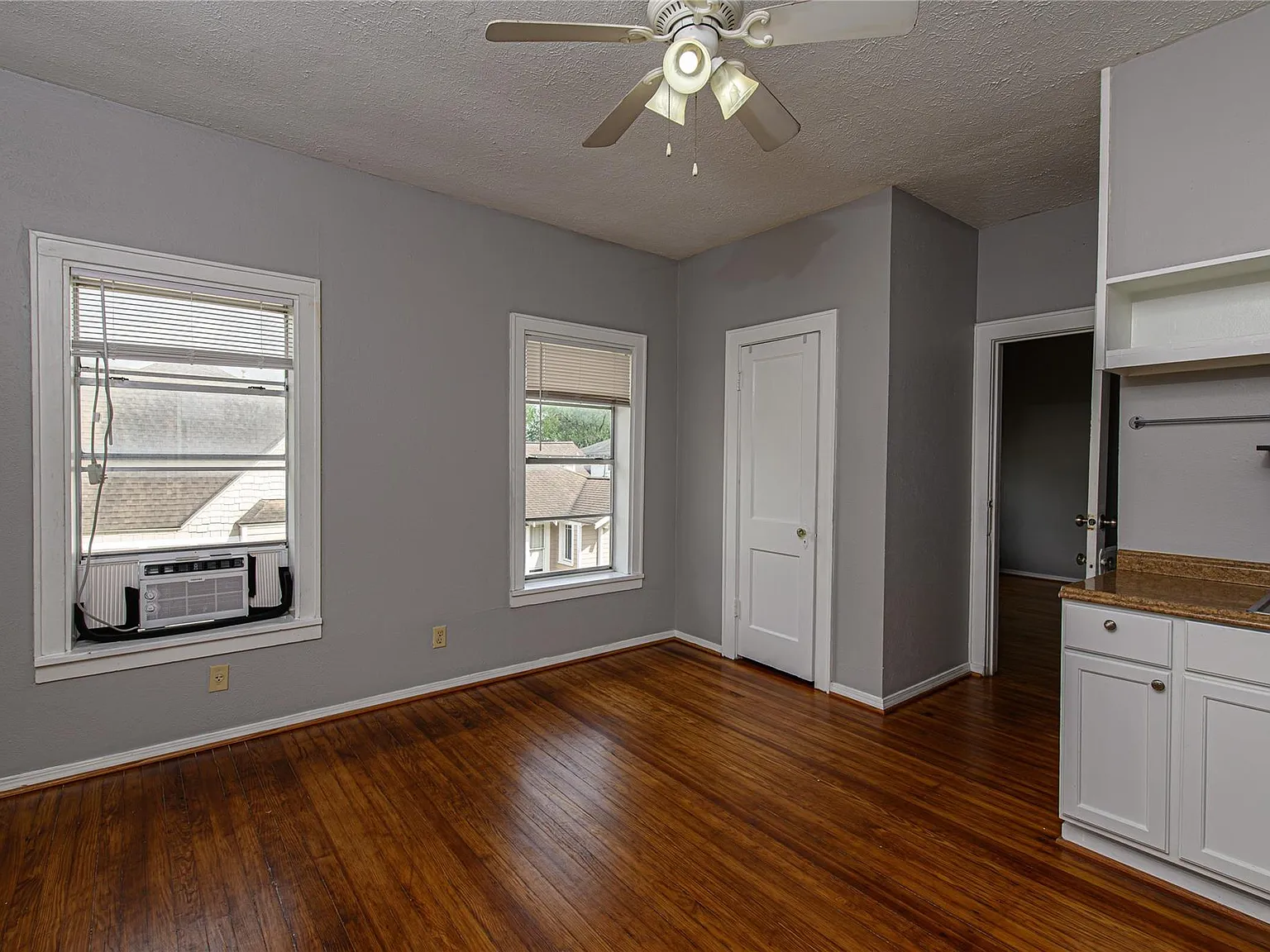 1 bed, 1.0 bath, 885 sqft, $1,045 — Photo 4