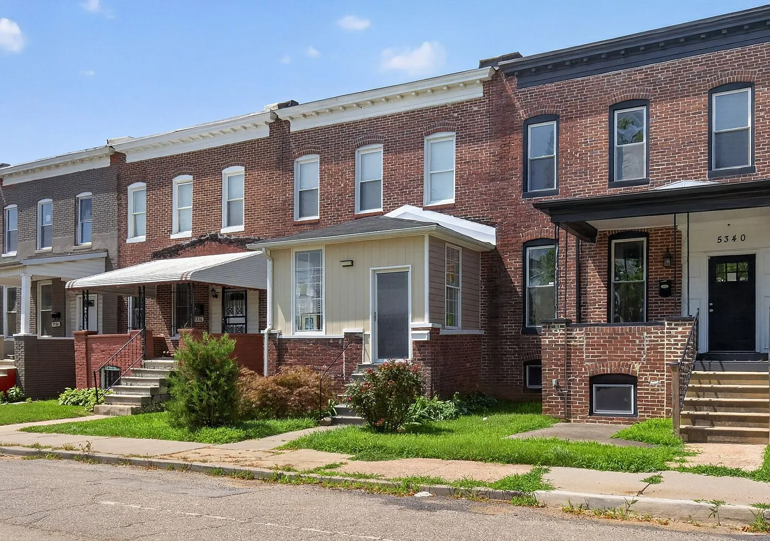 Spacious 3-Bedroom Townhome in a Prime Pimlico Location — Photo 2