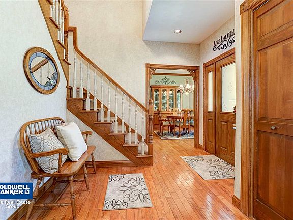 Open staircase wd fl in foyer