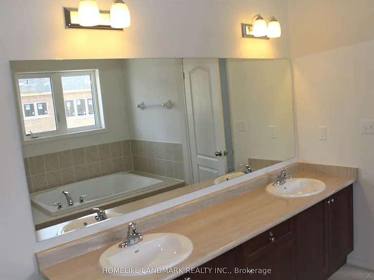 2356 Equestrian Cres — Photo 16