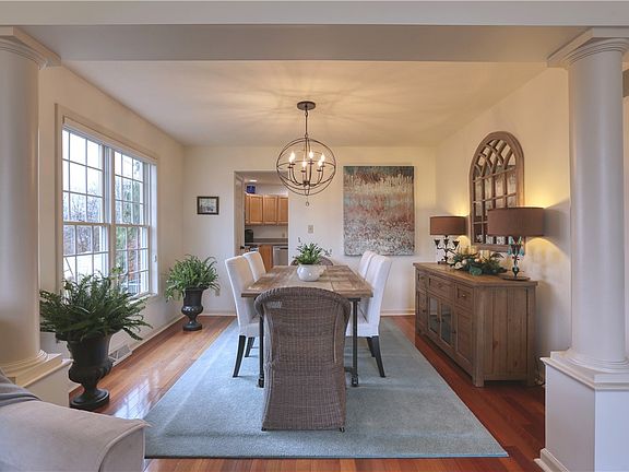 5th image of 224 Camelot Dr
