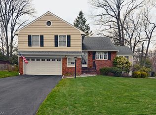 2 Endor Ln, Mountainside, NJ 07092