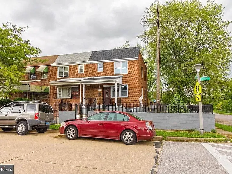 837 Tolna St — Photo 1