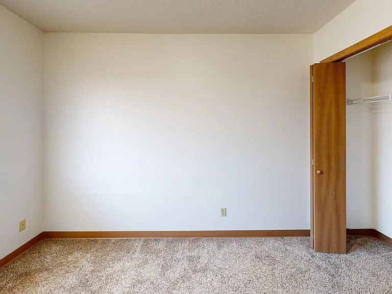 Dakota E & W Apartments — Photo 41