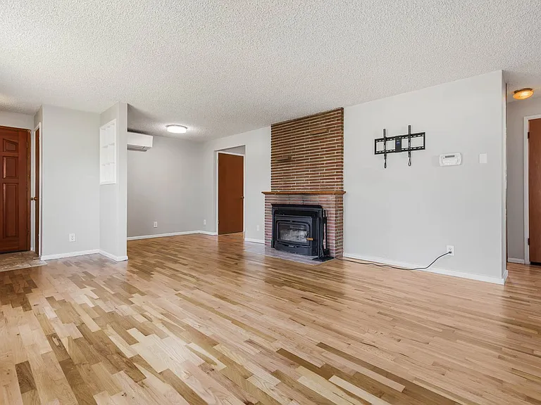 517 Pecks Dr — Photo 5