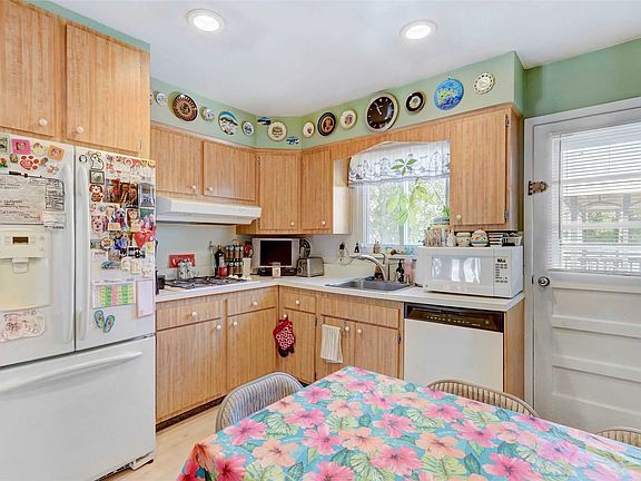 5th image of 28 Westwood Ln