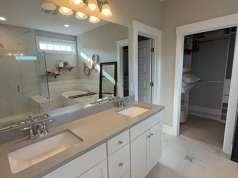 393 Oak Park St — Photo 14