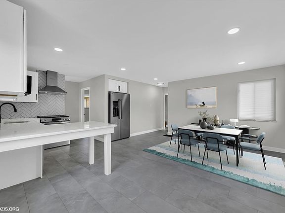 3rd image of 460 Crandon Ave