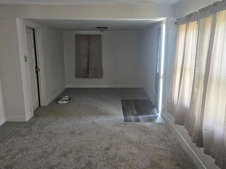 324 S Oil Ave — Photo 3