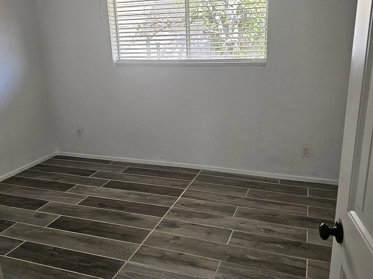 1 bed, 950 sqft, $1,350 — Photo 4