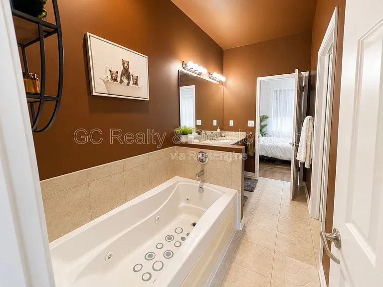 2503 S Calumet Ave — Photo 17