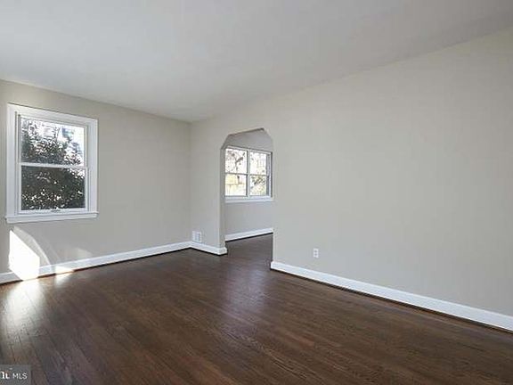 3rd image of 221 Dale Dr