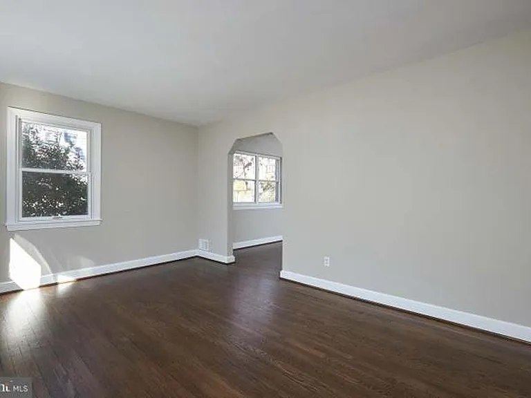 221 Dale Dr — Photo 3