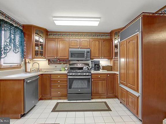 3rd image of 713 Woodsyde Cir