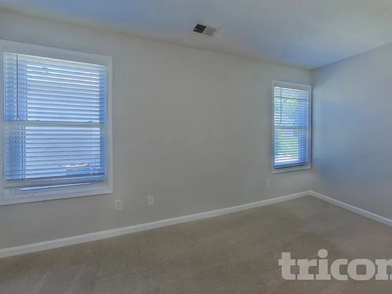 1916 Hillspring Ln — Photo 12