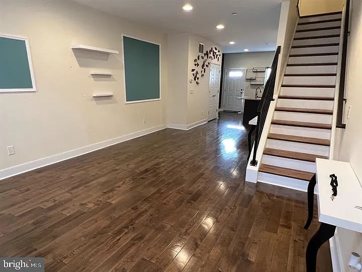 3 bed, 3.5 bath, 2100 sqft, $3,000 — Photo 4