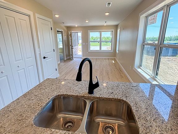 5th image of 169 Edgewood Dr