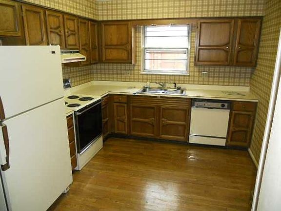 5th image of 32 Fairlane Dr