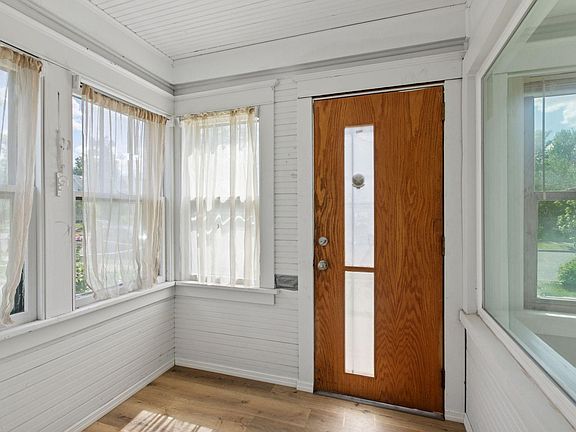 3rd image of 3839 Snelling Ave