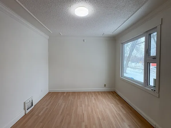 261 Gordon Ave, Winnipeg, MB R2L 0L7
