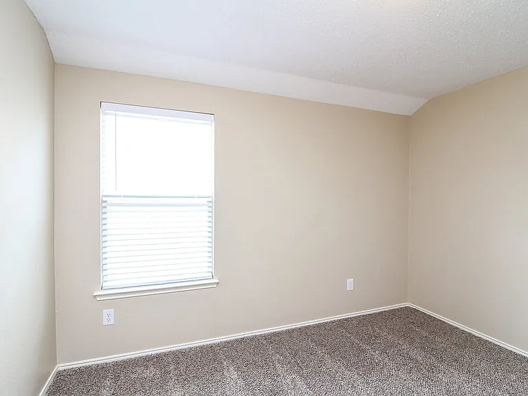 2024 Northridge Dr — Photo 4