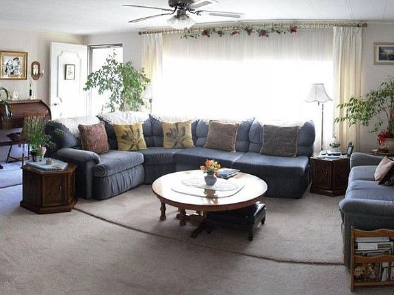 4th image of 2052 Gold St #216