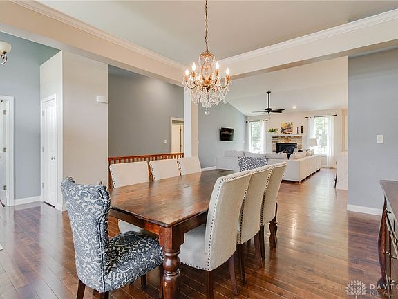 5th image of 370 Stewart Dr