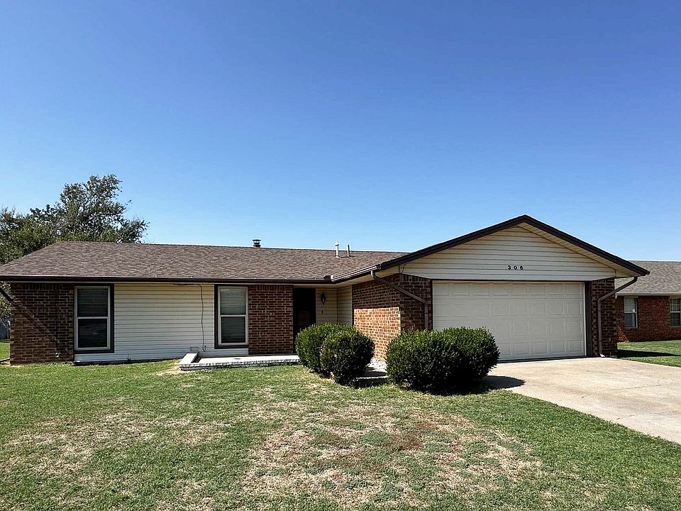 1st image of 306 NE Skyline Cir