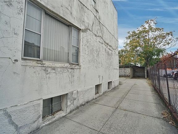 3rd image of 14 Bay 10 St