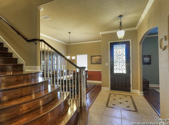 3rd image of 6815 N Laura Heights
