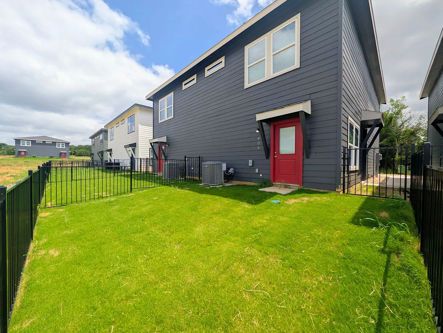 Brand New Duplex in New East Parks Community — Photo 3