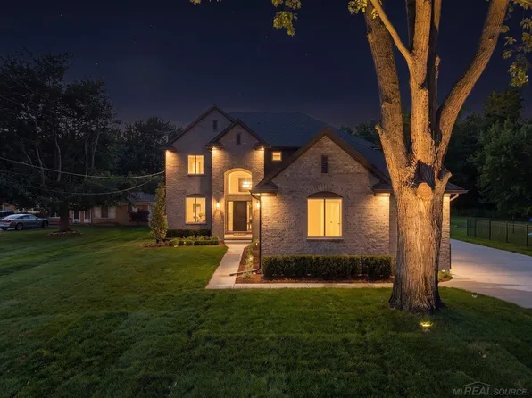 49309 Bayshore Dr, Chesterfield Township, MI 48047