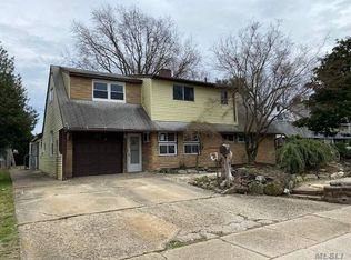 25 Teamster Ln, Levittown, NY 11756
