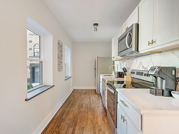 3rd image of 2624 Victory Pkwy #205