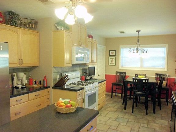 4th image of 1410 Mogford St