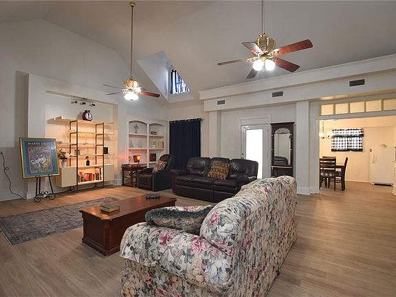 5th image of 11042 Pine Ridge Cir