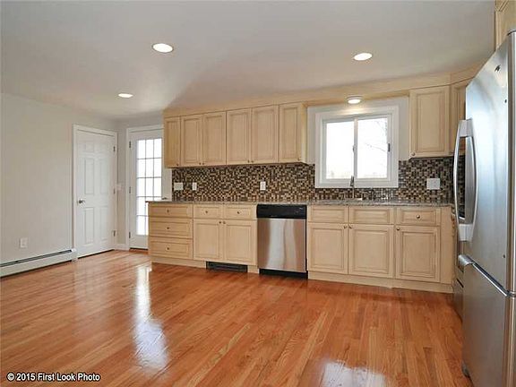 3rd image of 7 Rosewood Dr