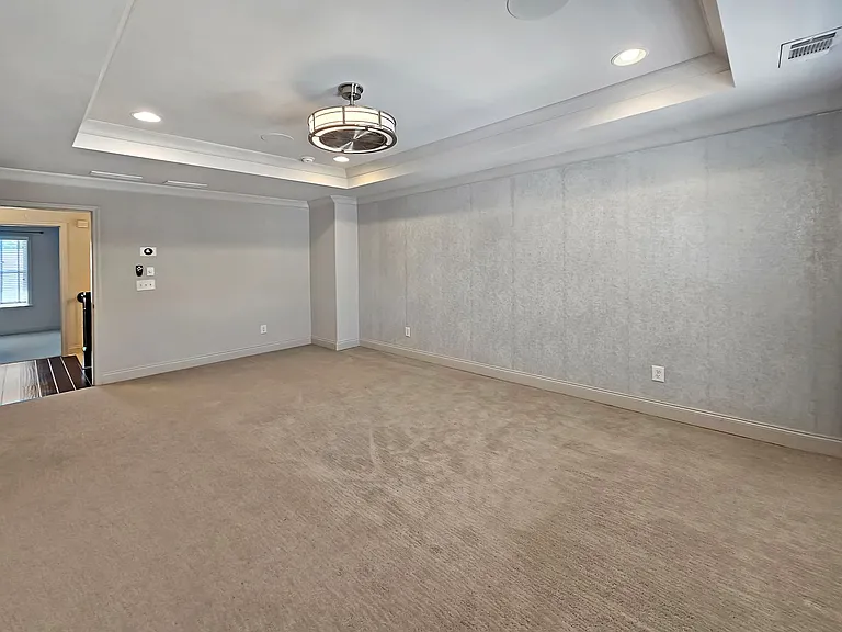 2142 Coventry Dr — Photo 32