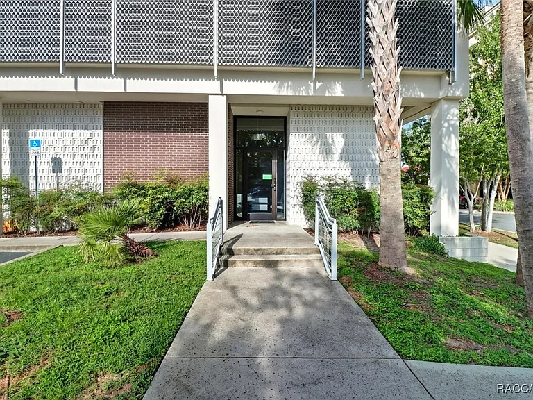302 SE Broadway St #460 — Photo 50