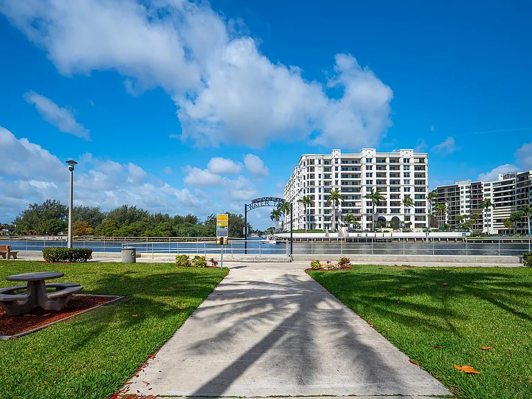 1110 N Riverside Dr #20 — Photo 32