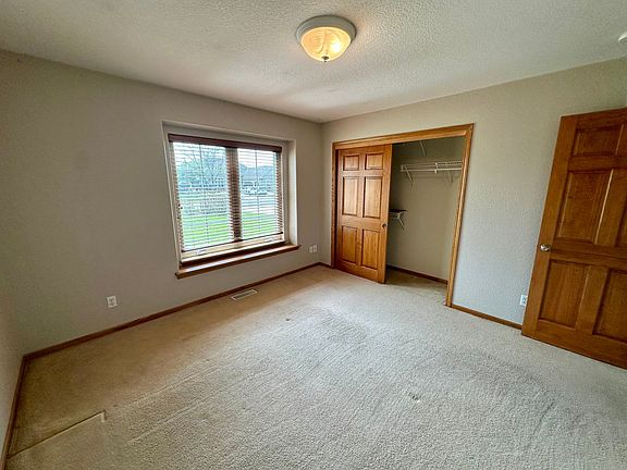 5th image of W174N10148 Tanglewood Dr
